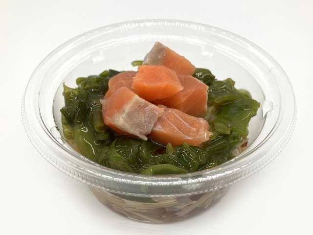 醤油ジュレで食べる　三陸産めかぶとサーモン