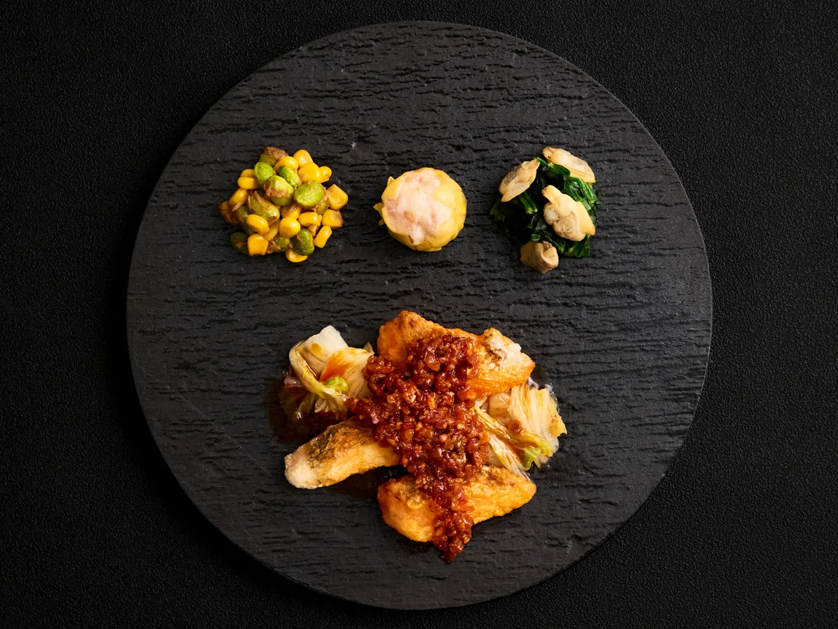 瀬戸内産真鯛〜朱炎の麻辣仕立て〜                                                                                                            + ¥500