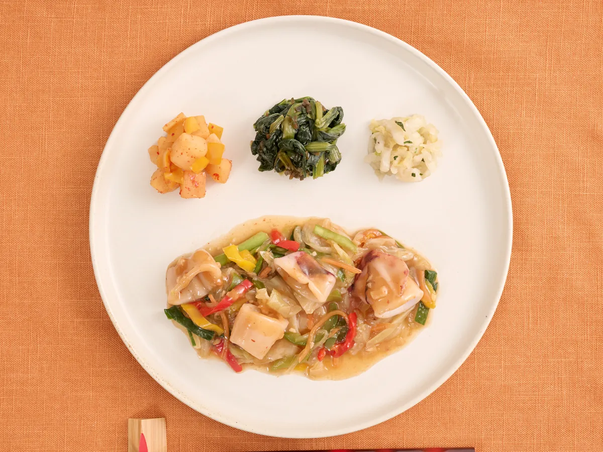 半日分の野菜とイカのXO醤仕立て